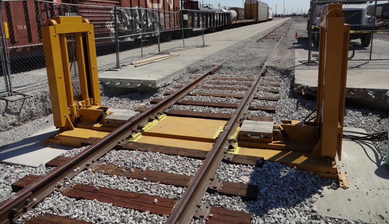 The HN-2500-IR, a 100 ton capacity in-rail jacking system.